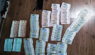 FOTO: Meštaninu Sremske Kamenice ukradena torba sa 20.800 evra i 800.000 dinara, uhapšen osumnjičeni