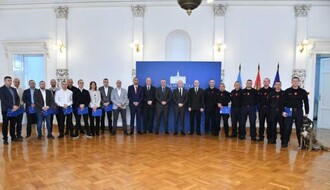 FOTO: Novi Sad nagradio 10 policajaca i osmoro vatrogasaca, pas Zigi bio na prijemu u Gradskoj kući
