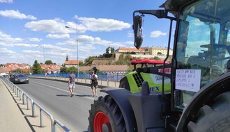 Blokirani Varadinski most i cela raskrsnica kod Banovine, u Subotici više od 80 traktora na ulici