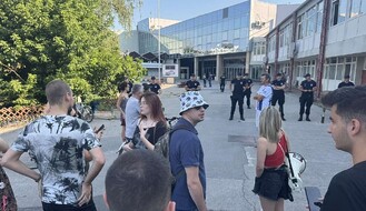 FOTO i VIDEO: Nastavlja se "dežurstvo" kod Sajma, studenti i građani pokušavaju da spreče održavanje ispita sa Pravnog