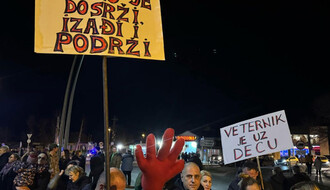Veterničani posle današnje blokade kružnog toka idu u protestnu šetnju