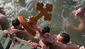 Plivanje za Časni krst prvi put održano u Beočinu, pobedio Novosađanin Aleksa