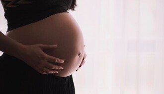 Ministarstvo odgovorilo na inicijativu da se obezbedi pratnja porodiljama prilikom porođaja