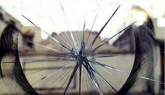Zašto razbijeno ogledalo navodno donosi sedam godina nesreće
