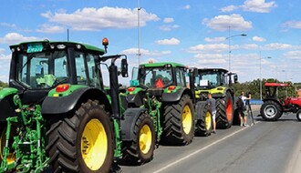 Poljoprivrednici iz Šumadije traktorima krenuli za Beograd