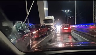 Zbog lančanog sudara saobraćaj na Žeželjevom mostu bio blokiran više sati