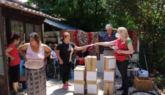 Crveni krst delio higijenske pakete pomoći stanovnicima romskih naselja koji su se prijavili za imunizaciju (FOTO)