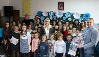 FOTO: Udruženje građana "Novi Sad" obradovalo đake iz Republike Srpske