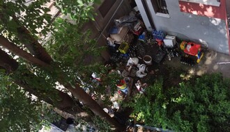 FOTO: Problemi sa komšijom koji gomila otpad u dvorištu