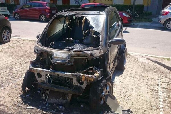 FOTO: Izgoreo automobil u ulici Miroslava Antića