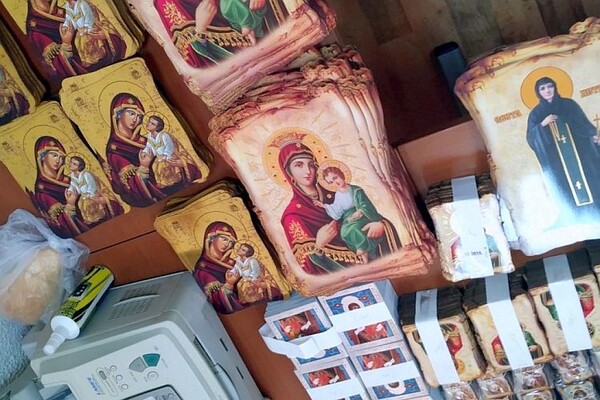 UPRAVA CARINA: Kamiondžija iz Novog Sada pokušao da prokrijumčari  8.500 replika ikona (FOTO)