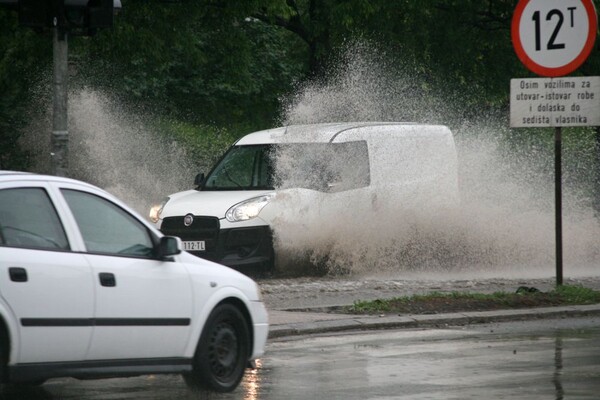 Grad upozorava na nevreme i poziva građane da prijave začepljene slivnike Grad upozorava na nevreme i poziva građane da prijave začepljene slivnike