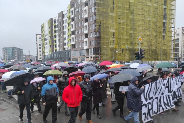 FOTO i VIDEO: Blokada kružnog toka u Novom Sadu, protest završen šetnjom do Mosta slobode