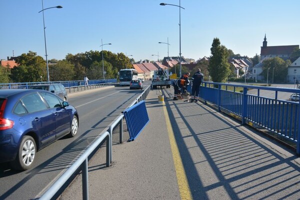 FOTO: Nakon naše objave i kontaktiranja nadležnih, sanira se ograda na Varadinskom mostu