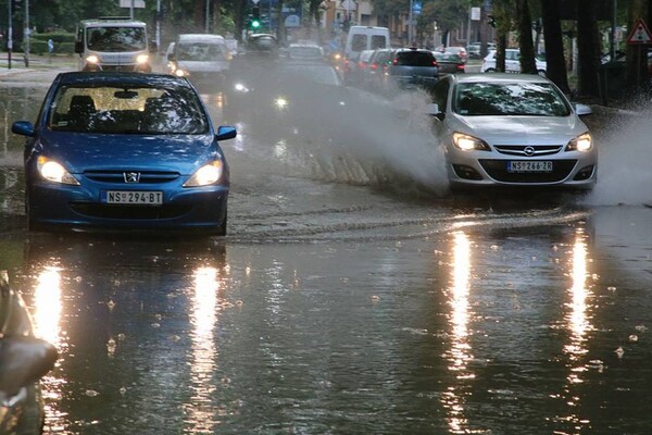 Nevreme pogodilo Novi Sad: Leteli suncobrani, a ulice ponovo pod vodom