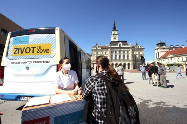 FOTO: Mobilni punkt za vakcinaciju od danas na Trgu slobode