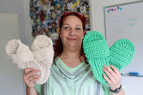 NOVOSAĐANI: Vesnine heklane papuče su hit, a ručnom radu podučava i druge NOVOSAĐANI: Vesnine heklane papuče su hit, a ručnom radu podučava i druge