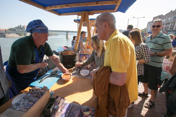 "ČARDE I BANDE": Kulinarski majstori pripremili preko 2.000 porcija ribljeg paprikaša (FOTO)