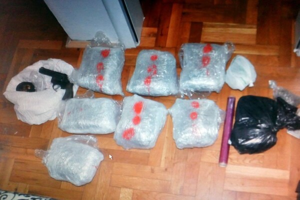 FOTO: U stanu u Novom Sadu otkriveno skoro 5 kila marihuane, amfetamin, kokain, oružje...