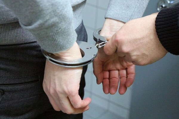 Trinaest ljudi osumnjičeno za dilovanje droge