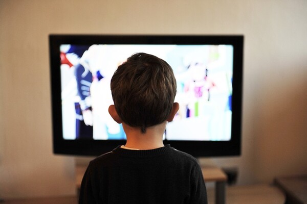 ISTRAŽIVANJA: Zvuci sa TV negativno utiču na igru dece