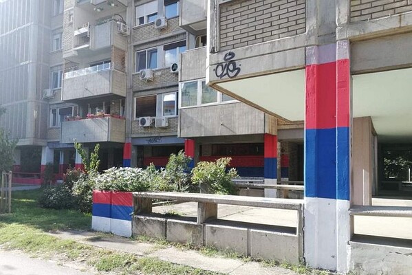 SSP optužio "naprednjake" za farbanje fasada na Limanu, SNS: "Đilasovci" mrze državu i njene simbole
