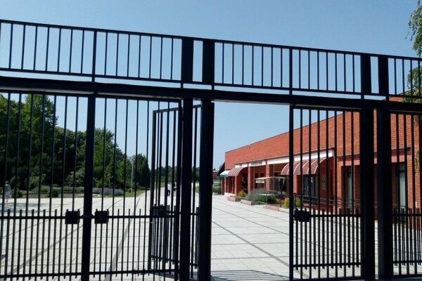 Mladić iz Novog Sada na Gradskom groblju krao novčanike, mobilne, stvari iz automobila