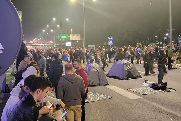 Nekoliko stotina građana nakon protesta provodi noć na auto-putu