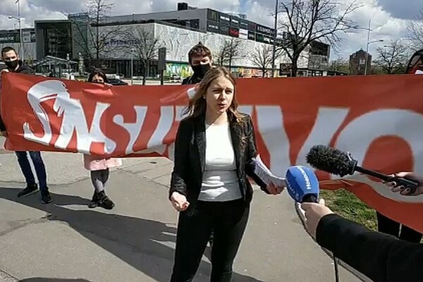 Narodna stranka održala skup ispred zgrade u kojoj je smeštena redakcija portala "NS uživo"