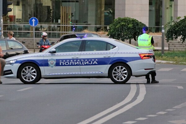 Uhapšen Novosađanin jer je vozio muškarca na krovu svog automobila