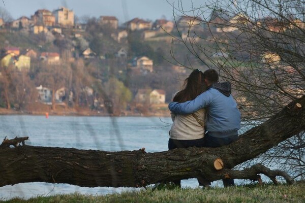ROMANTIČNA VEČERA ILI PIVO SA EKIPOM: Kako Novosađani obeležavaju Dan zaljubljenih