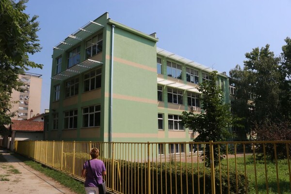 Više škola u Novom Sadu evakuisano zbog dojave o bombama