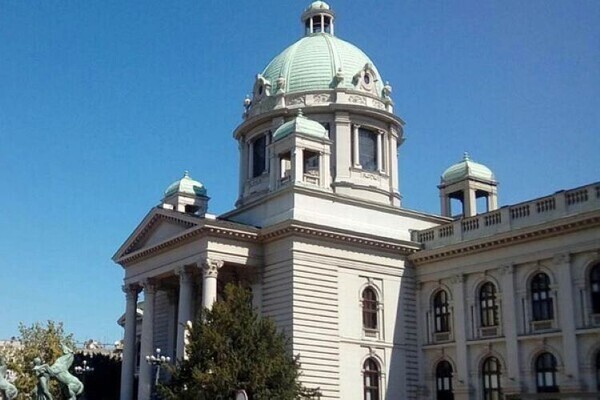 Uklonjen deo Ćacilenda ispred skupštine uoči velikog protesta u Beogradu