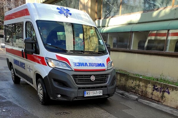 Muškarac teško povređen u saobraćajnoj nesreći na Rimskim šančevima