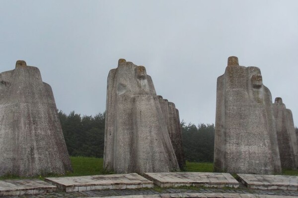 VANDALIZAM: Oskrnavljen spomenik borcima Radničkog bataljona na Kadinjači