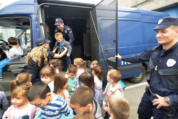 FOTO: Mališani iz vrtića "Kolibri" posetili novosadske policajce