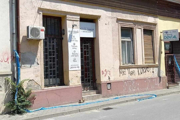 Obrušava se zgrada u Pavla Papa, spale trake koje je postavila policija (FOTO)