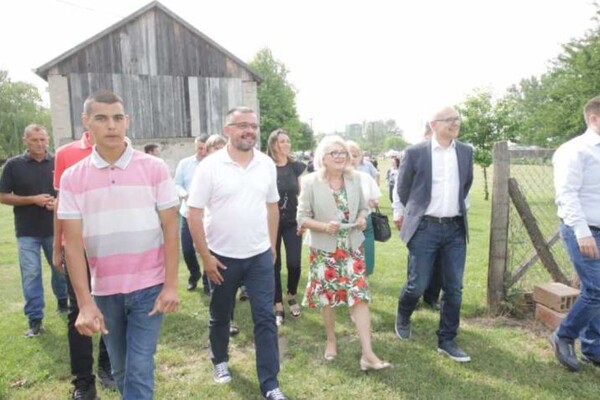 "SAMO RADE I NIŠTA NE PITAJU": Zvaničnici posetili uspešne poljoprivrednike u Kaću i Futogu (FOTO)