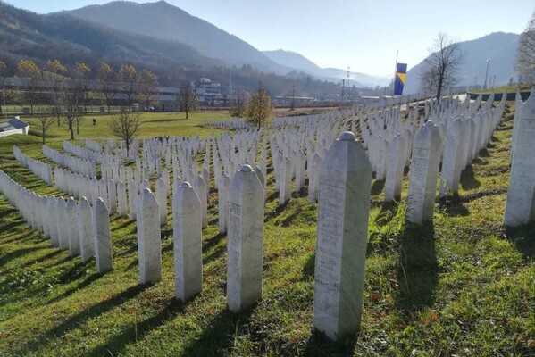 Zbog negiranja zločina u Srebrenici, prolivena crvena farba pre promocije Šešeljeve knjige u NS