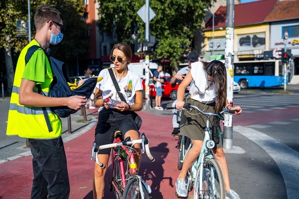 FOTO: Akcija NSBI da se novosadski biciklisti bezbedno kreću kroz grad