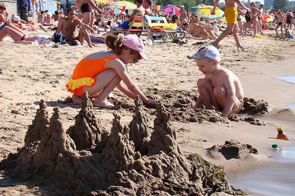 Skulpture od peska mogu biti zabava za najmlađe Novosađane ali i za njihove roditelje (FOTO)