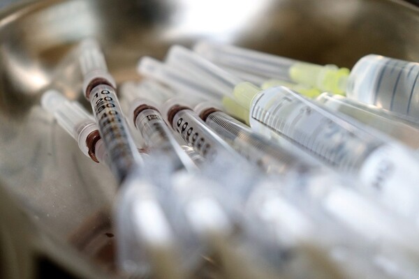 "BAJONTEK"/"FAJZER": Ne garantujemo efikasnost vakcine ako se druga doza odloži