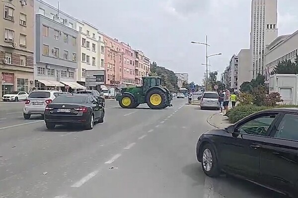 U toku je protest poljoprivrednika u Srbiji, prvi traktor stigao do Banovine