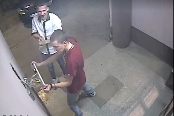 VIDEO: Dva mladića demoliraju ulaz u zgradu u Novom Sadu