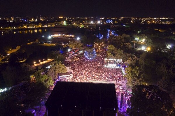 POČEO EXIT: Tri bine okupile preko 33.000 ljudi, večeras radi cela tvrđava (FOTO)
