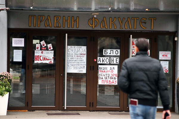 Studenti Pravnog fakulteta u Novom Sadu: Postavlja se pitanje pravovaljanosti ispita položenih izvan zgrade fakulteta