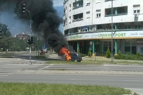Novo naselje: Zapalio se automobil u pokretu (VIDEO)