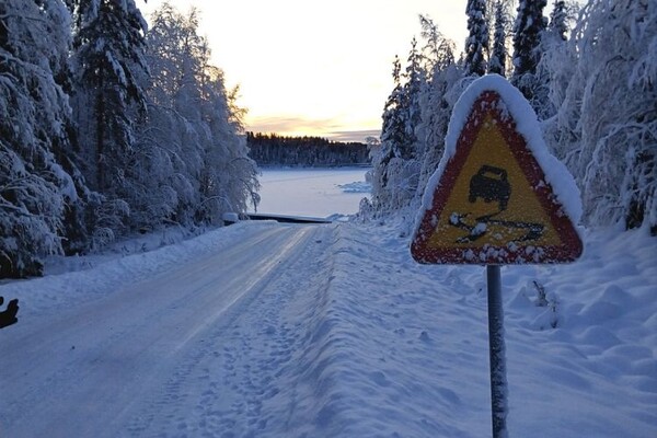 VOZAČI, OPREZ: Sneg i poledica otežavaju vožnju