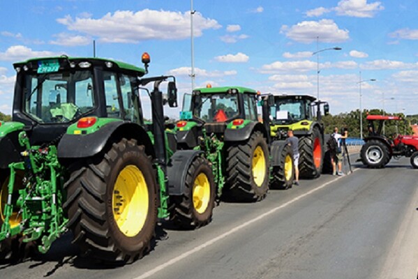 Poljoprivrednici iz Šumadije traktorima krenuli za Beograd