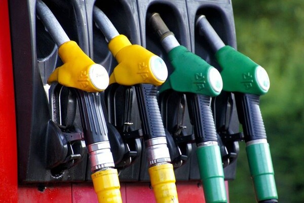 Vlada Srbije dozvolila točenje goriva po ograničenim cenama i u kanistere do 60 litara